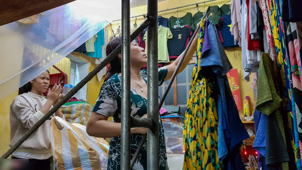 Thủy điện xả lũ, phố cổ Hội An lung linh ánh đèn bị ngập trong nước